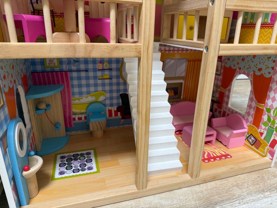 Детска дървена къща за кукли