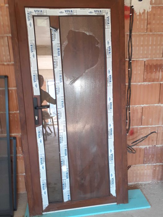 Нова алуминиева врата с первази и праг цвят орех