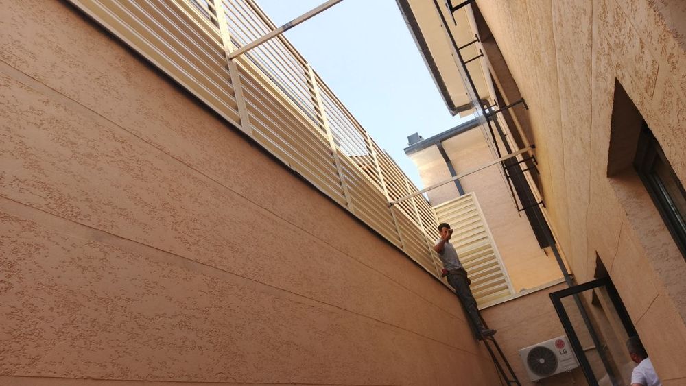 Заборы жалюзи крассивая