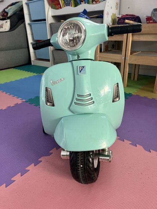 Mini Scuter Electric Vespa GTS pentru Copii – Ca Nou!