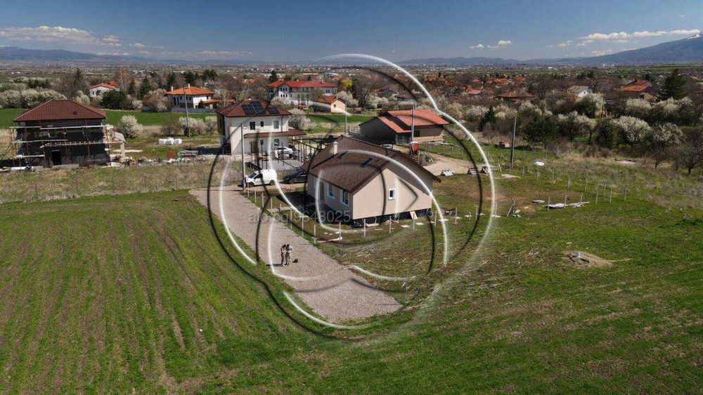 Урегулиран парцел до асфалтов път