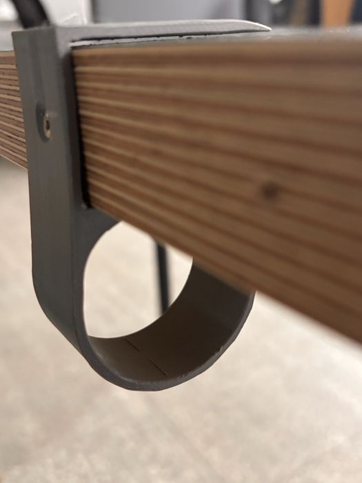 Бюро с леки следи от употреба