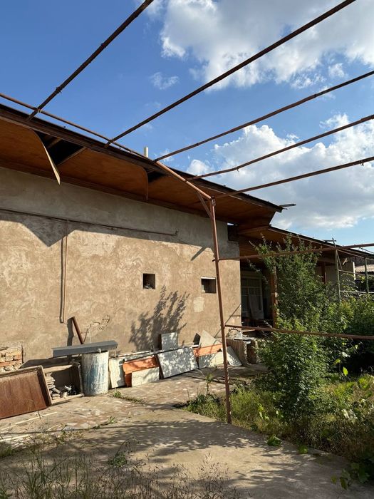 Yashnobod tumani Yangiobod mahallasida 7,8 sotix hovli uy joy sotiladi