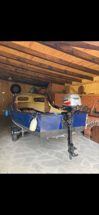 Barcă  cu motor de 4 cai si peridoc