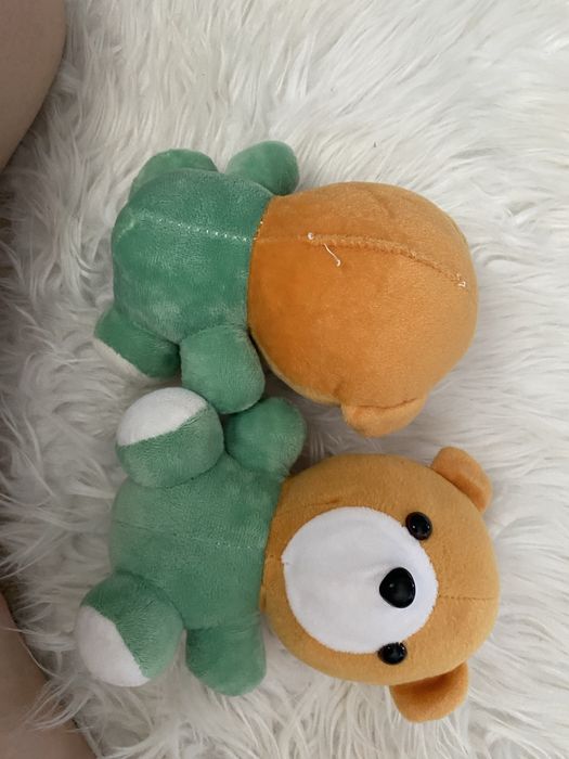 Две игрушки мишки