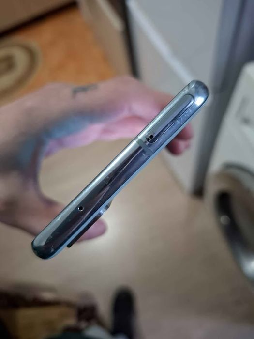 Vând samsung s20fe 128gb și o pereche de ochelari ray ban originali