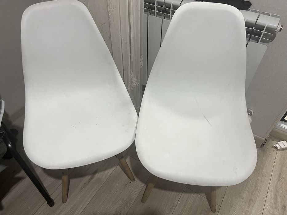 Стулья белые с деревянными ножками