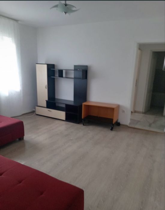 Inchiriez apartament