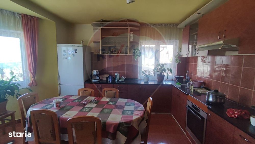 Casă cu 6 camere de vânzare, teren generos, Osorhei