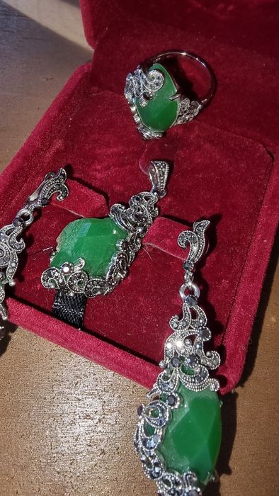Продам очень красивый серебряный набор