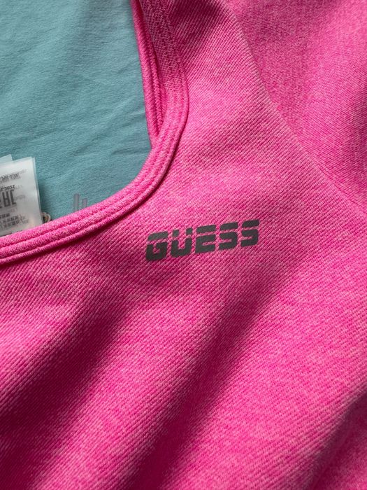 Guess- дамски фитнес топ м/л размер