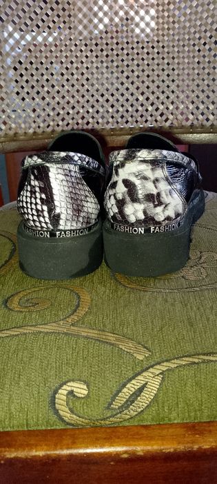 Лоферы черно - белые.