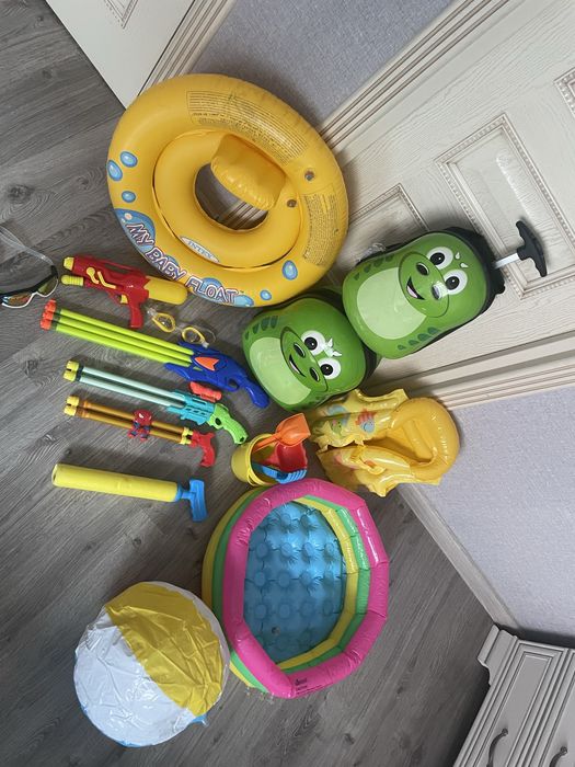 Детский чемодан и водные игрушки