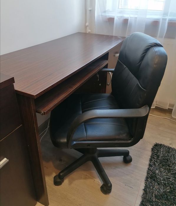 Vând birou în stare foarte buna