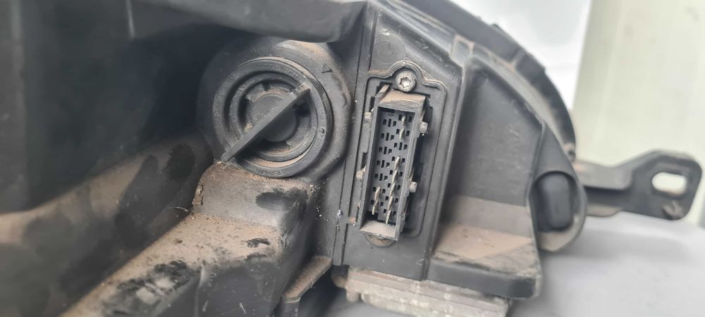 Фар Peugeot 407 coupe xenon