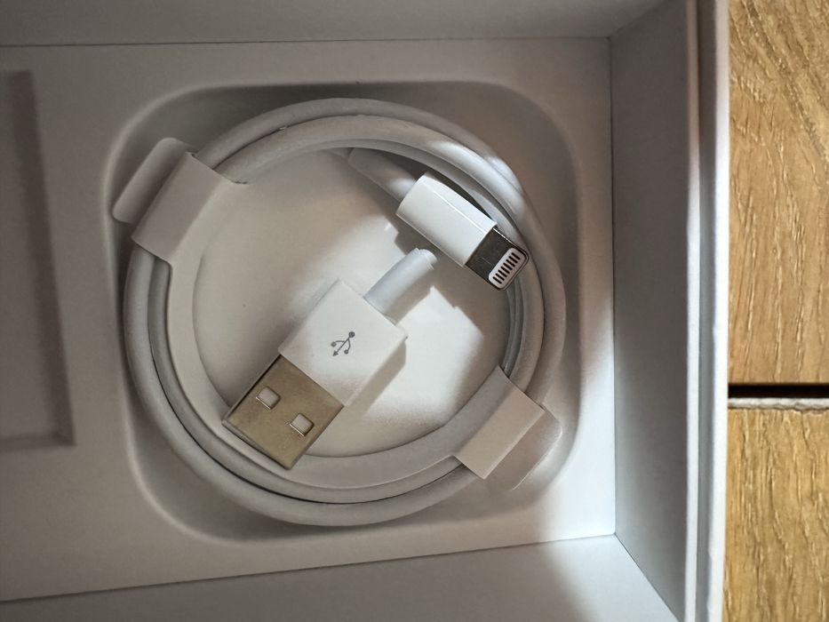 Орегинальный айфон наушник и зарядка