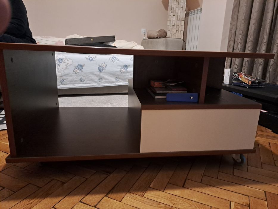 Холна маса на колелца.