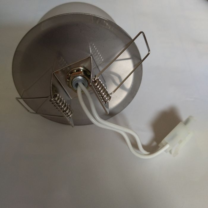 Продавам нови осветителни тела