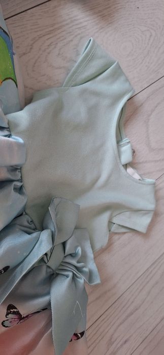 Rochita 98-104 cu fluturasi- stare foarte buna (