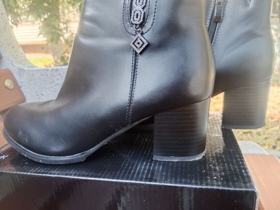 Продам б/у обувь женская