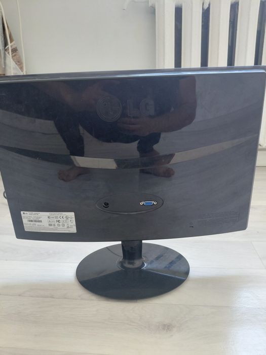 Монитор LG хорошим состоянии