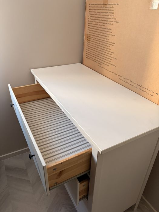 Продавам скрин от Икеа