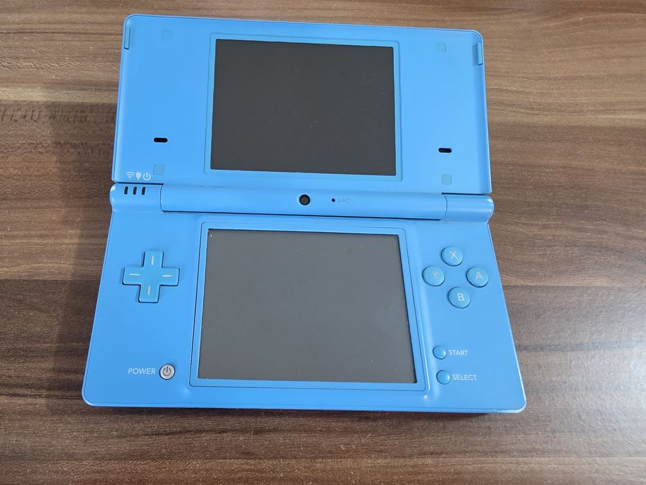 Nintendo DSI - modat cu 100+ jocuri