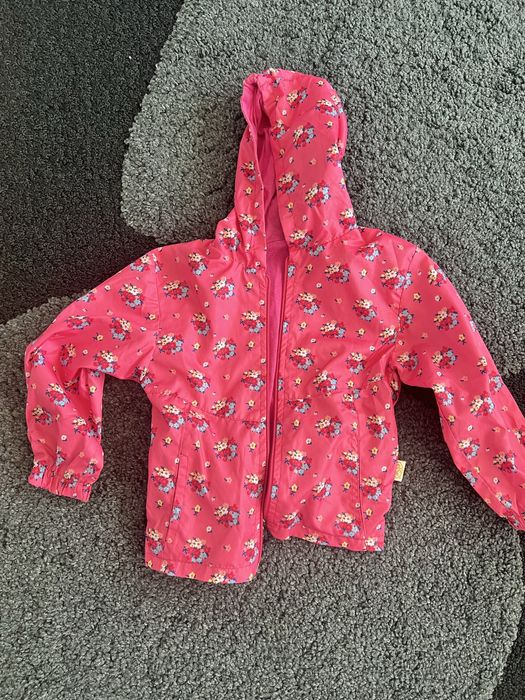 Продам ветровки и куртки для девочки