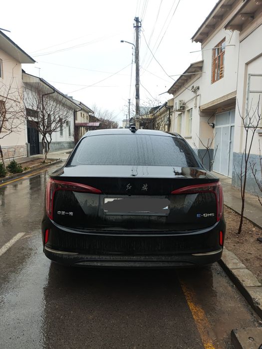 Honqi eqm5 500 taligi