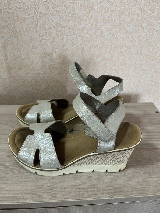 Продается женская обувь