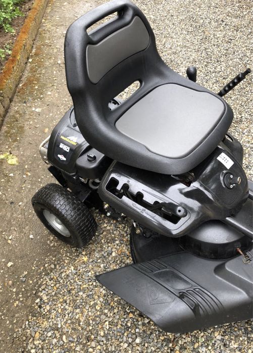 Tractoraș de tuns iarba Briggs Stratton