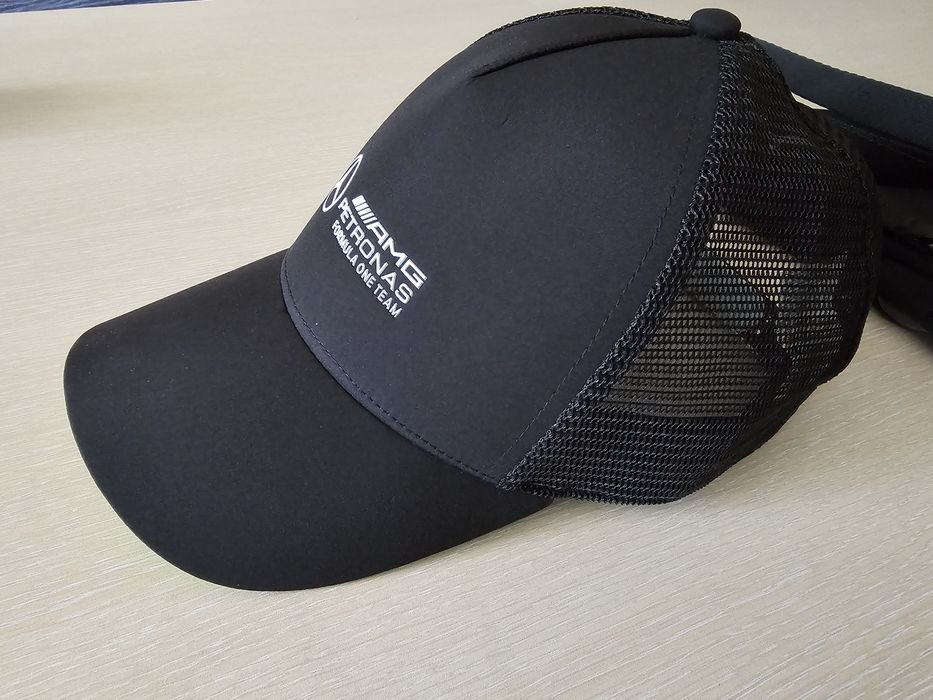 Фен артикули на Mercedes: флашка, ключодържател и лятна шапка