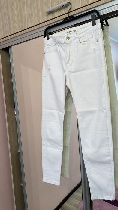 Blugi albi Stradivarius masura 40