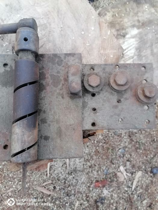 Vând un satâr, abric pentru tâmplărie și diverse axuri circular