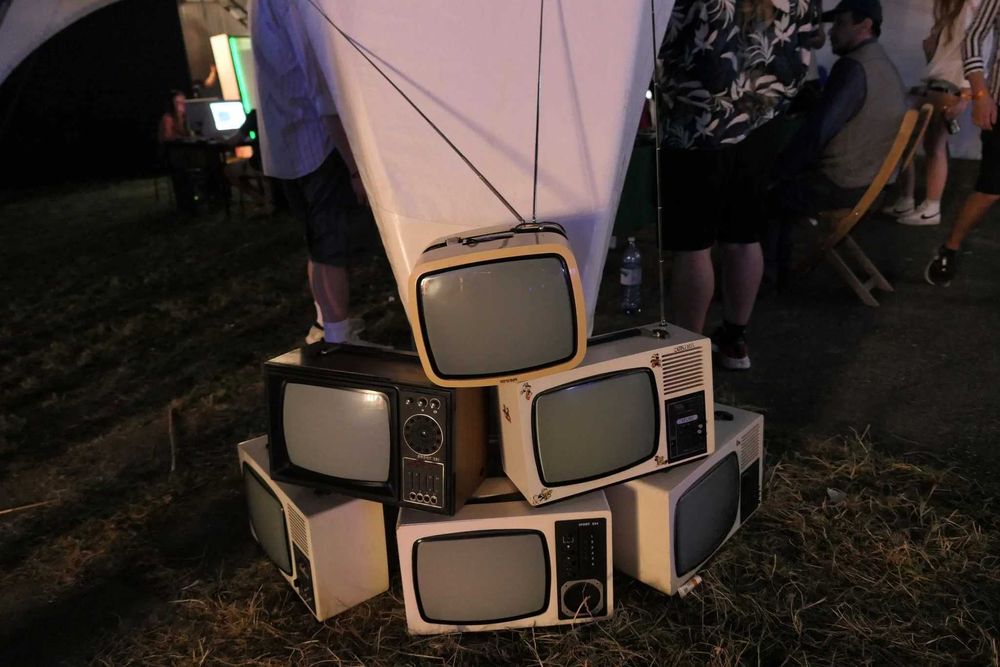 CRT WALL Perete Televizoare TV Retro Gaming Lan Party Console Decoruri