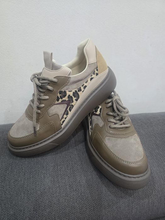 Кафяви дамски спортни обувки