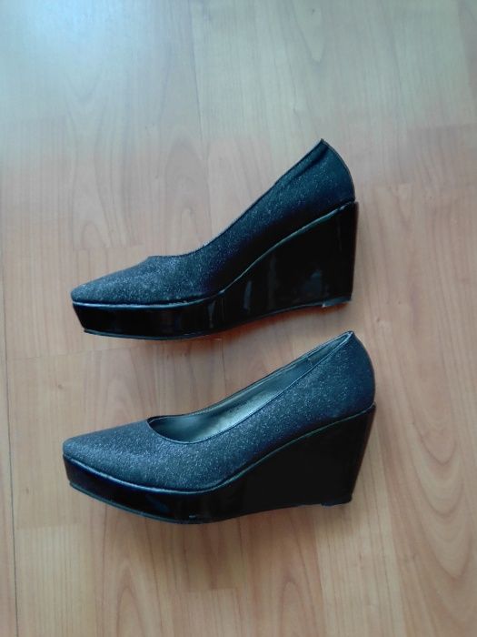 Продавам елегантни дамски обувки.