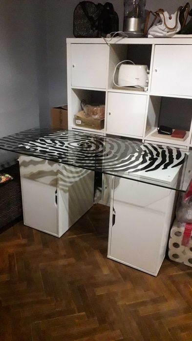 Дизайнерско бюро със стъклен плот и две шкафчета ИКЕА