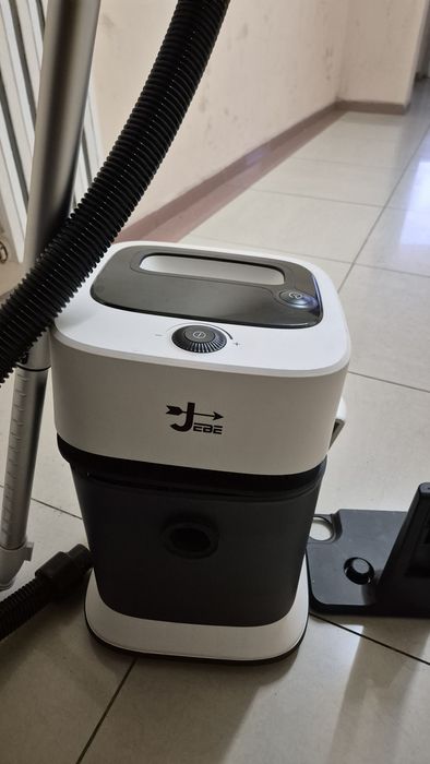 Пылесос в отличном состоянии, срочно  пол года в пользовании.