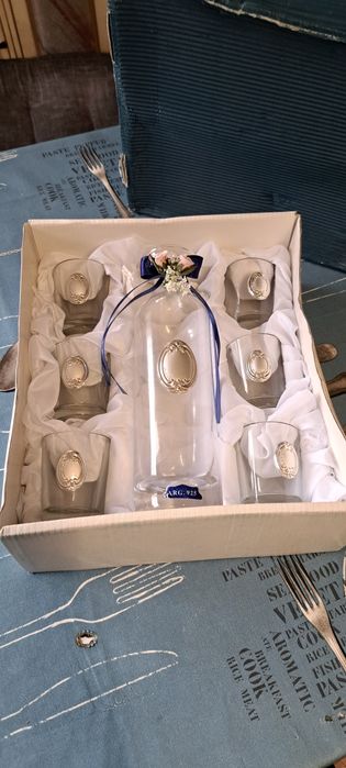 Кристален сервиз със сребърни орнаменти