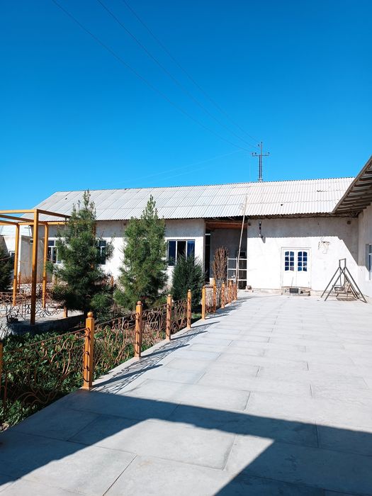 Qorako'l tumani Do'stlik m.f.y da joylashgan uy sotiladi