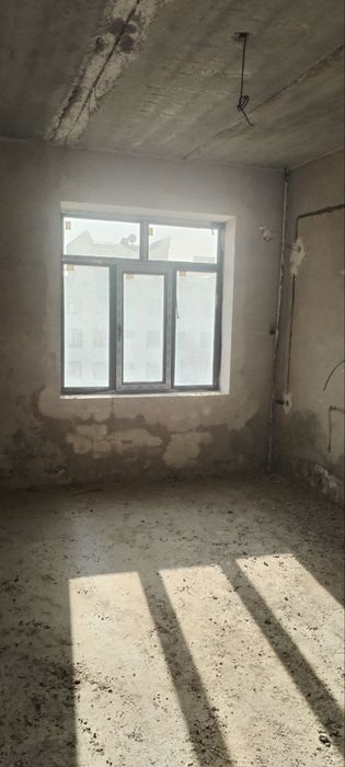 3 хонали каробка холатдаги 120 м2 квартира сотилади