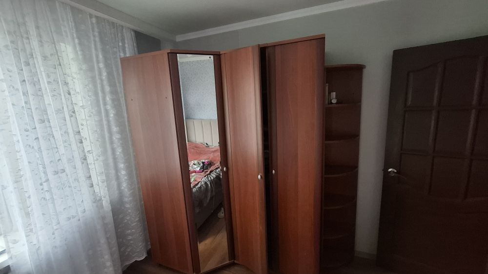 Продам угловой шкаф с зеркалом