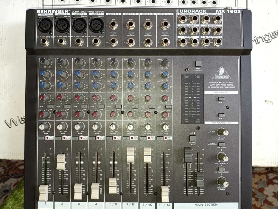 Смесителен пулт BEHRINGER