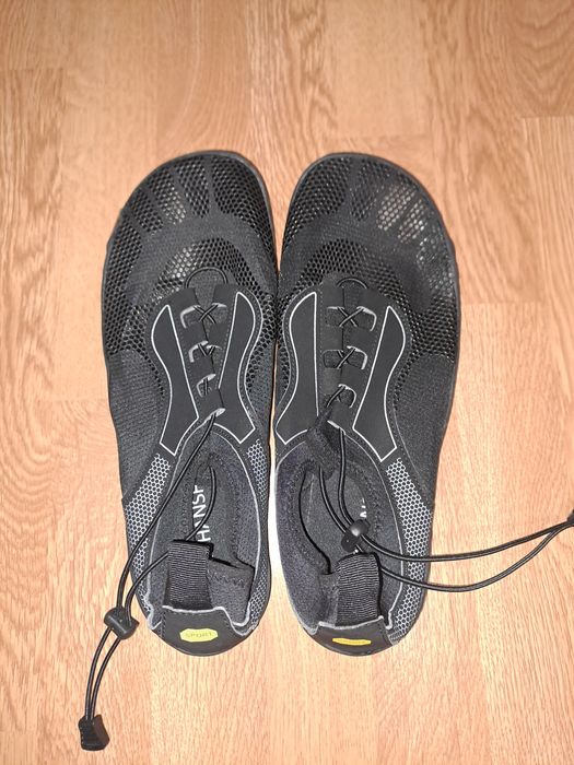 Vand pantofi de apa noi stare foarte bunăă
