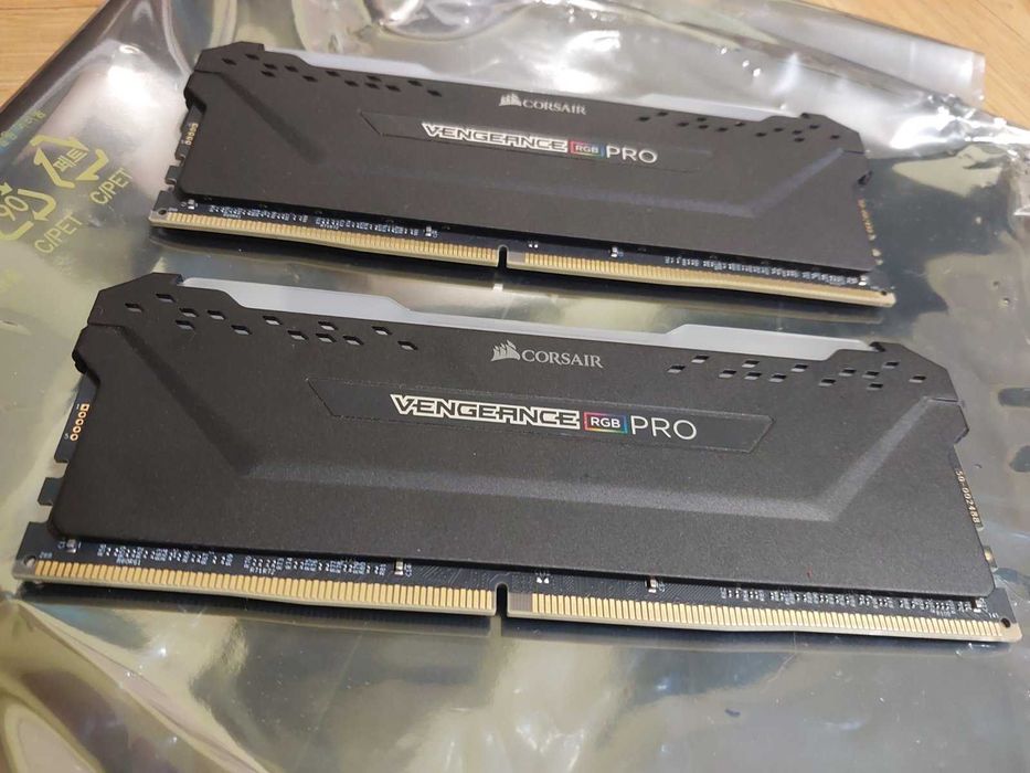 32GB 2666Mhz CL16 - Corsair Vengance RGB PRO