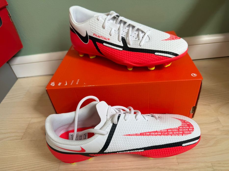 Vand  doua perechi ghete forbal Nike marimea 38,5 -39