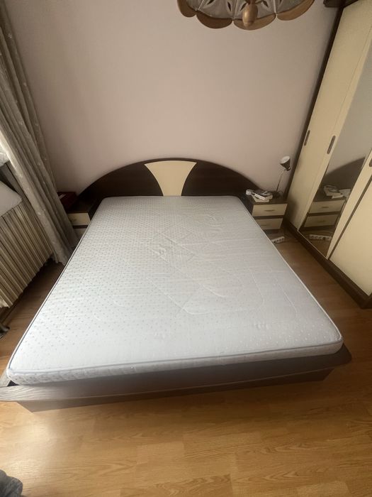 Спалня с матрак