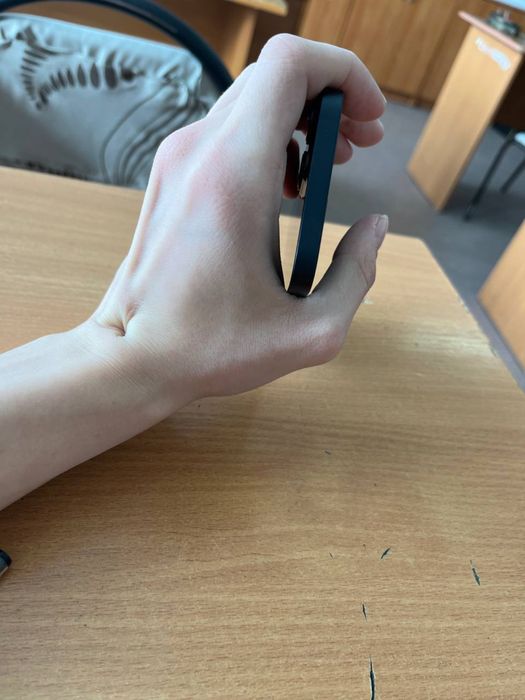 Продам срочно 13 айфон