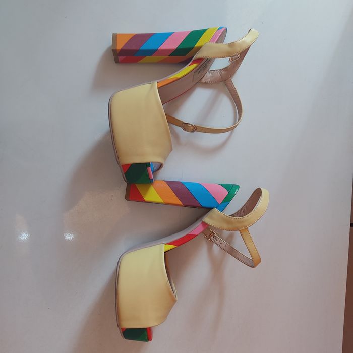 Продам босоножки